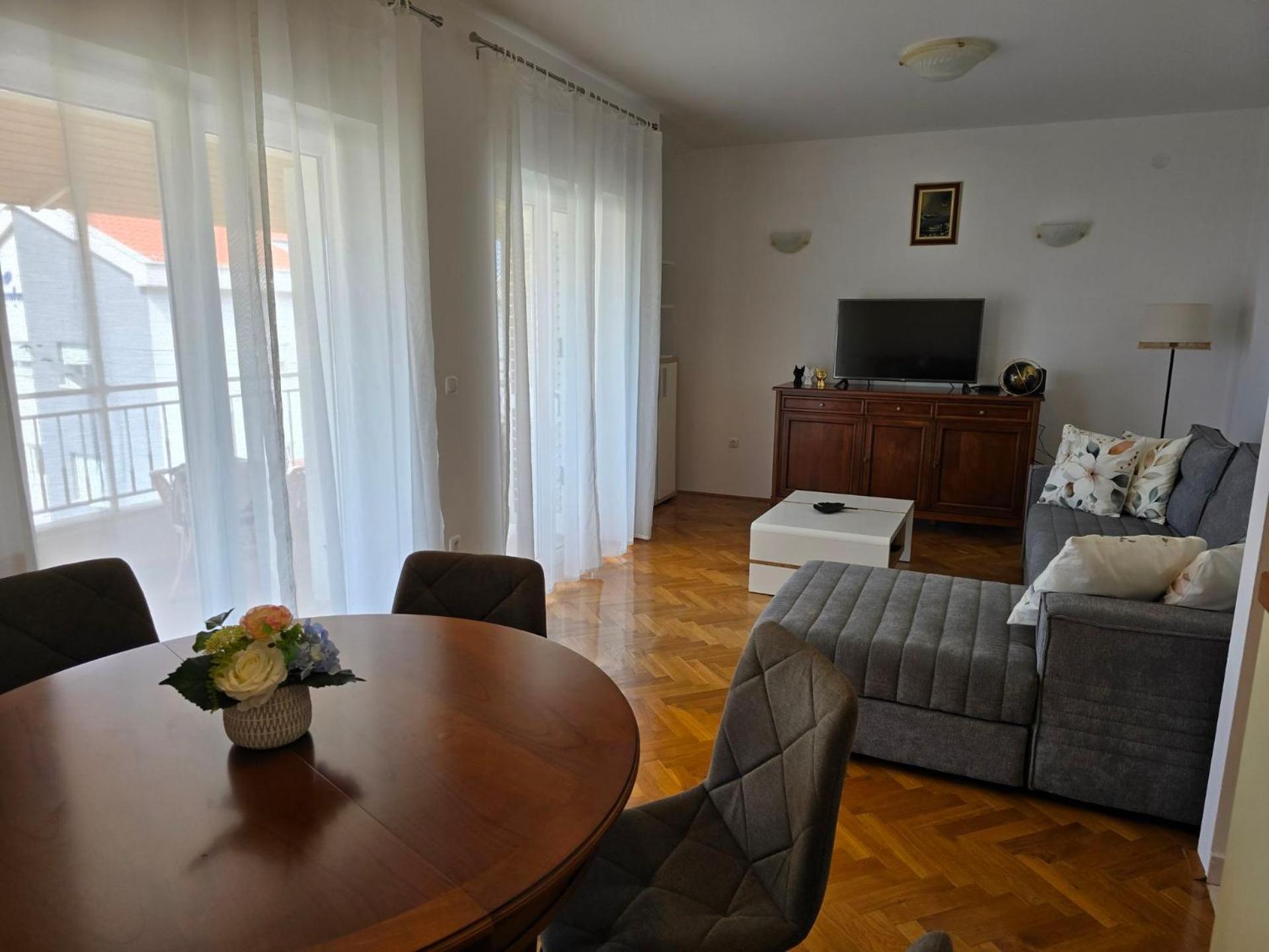 Apartment Huanita Promajna Buitenkant foto